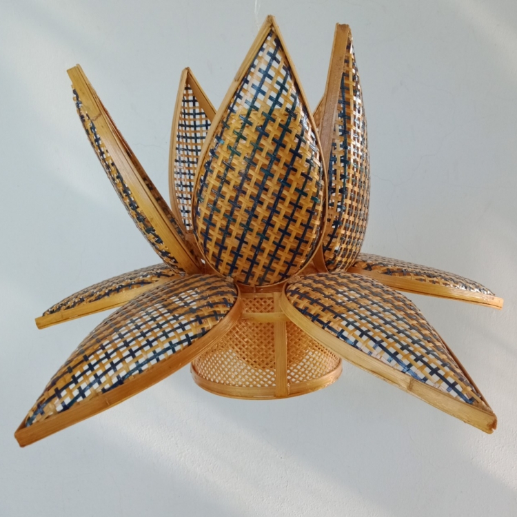 Ảnh của Đèn Bông Sen Bao La